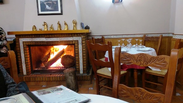 Restaurant El Kiosko open log fire